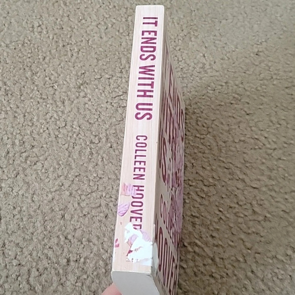 It Ends With Us by Colleen Hoover Paperback Book - Picture 2 of 4